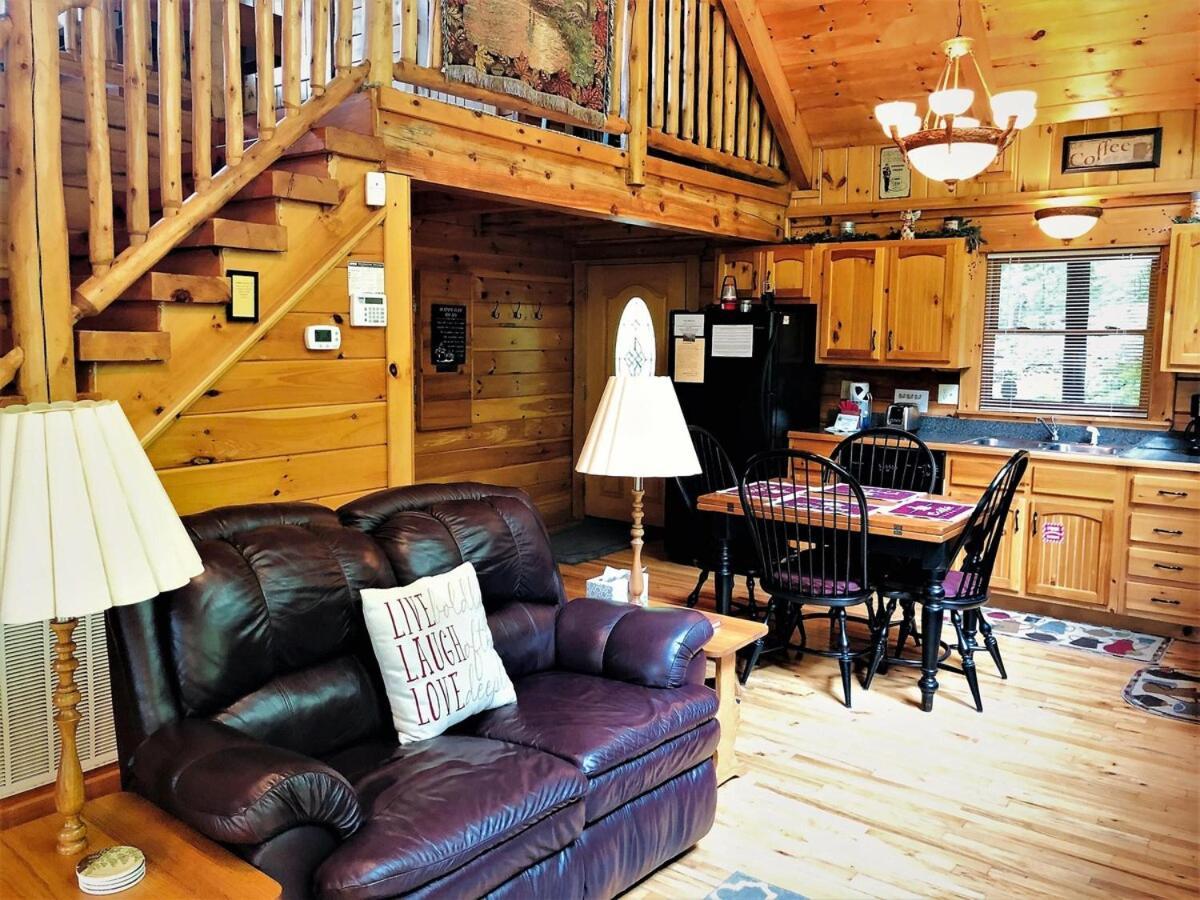Mountain Joy -Private Treehouse Style Cabin That Sleeps 4-Free Tickets جاتلينبرج المظهر الخارجي الصورة