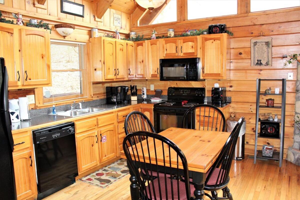 Mountain Joy -Private Treehouse Style Cabin That Sleeps 4-Free Tickets جاتلينبرج المظهر الخارجي الصورة